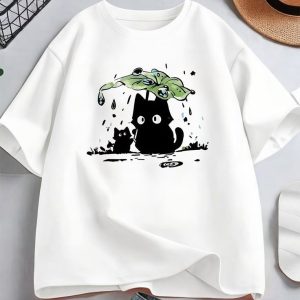 Áo Thun Trắng In Mèo Đen Che Mưa