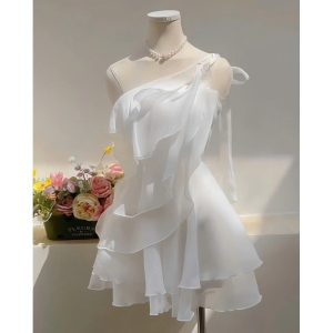 Váy Trắng Lệch Vai Xếp Tầng Bất Đối Xứng