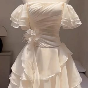 Váy Kem Trễ Vai Đính Hoa 3D Sang Trọng